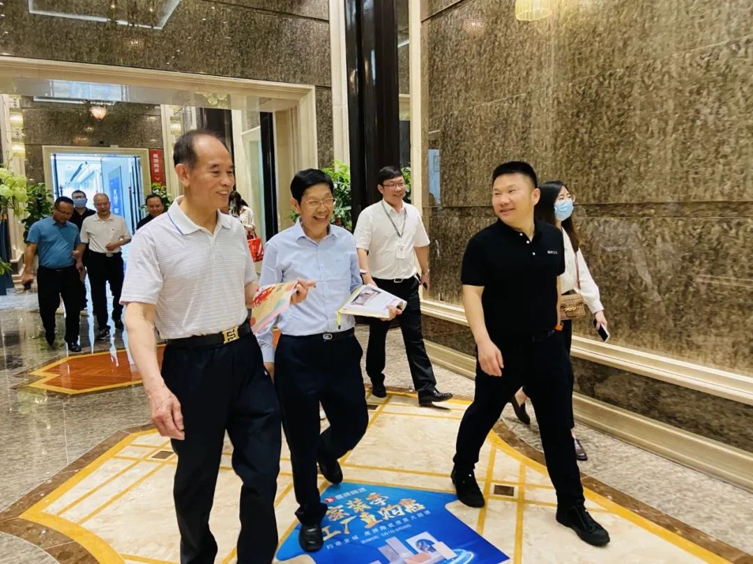 走進(jìn)鷹牌｜2022新銳榜評(píng)審團(tuán)蒞臨鷹牌陶瓷總部展廳深入考察(圖2)