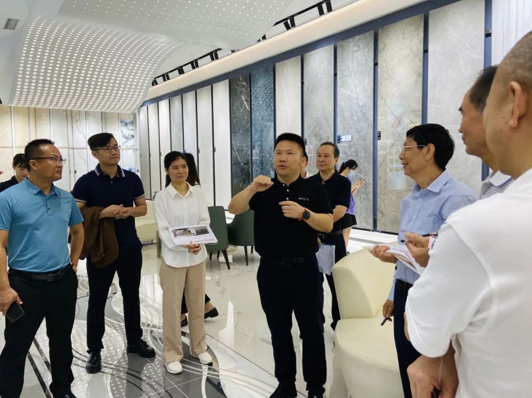 走進(jìn)鷹牌｜2022新銳榜評(píng)審團(tuán)蒞臨鷹牌陶瓷總部展廳深入考察(圖9)