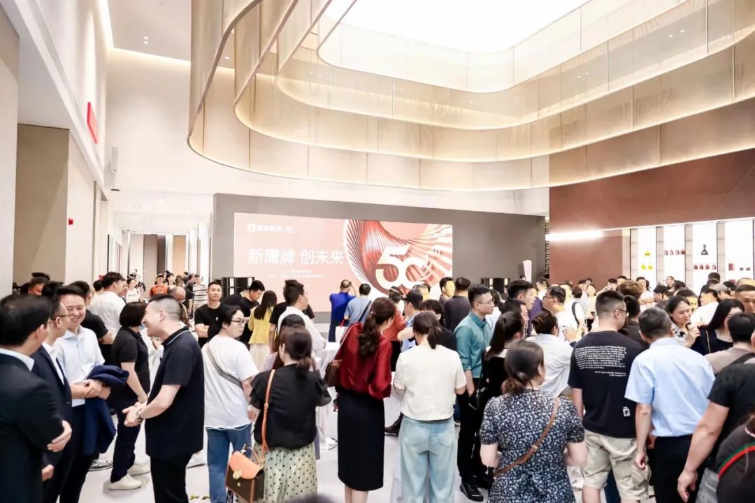 新鷹牌 創(chuàng)未來｜鷹牌新總部展廳盛大揭幕&中國瓷IP新品隆重上市！(圖14)