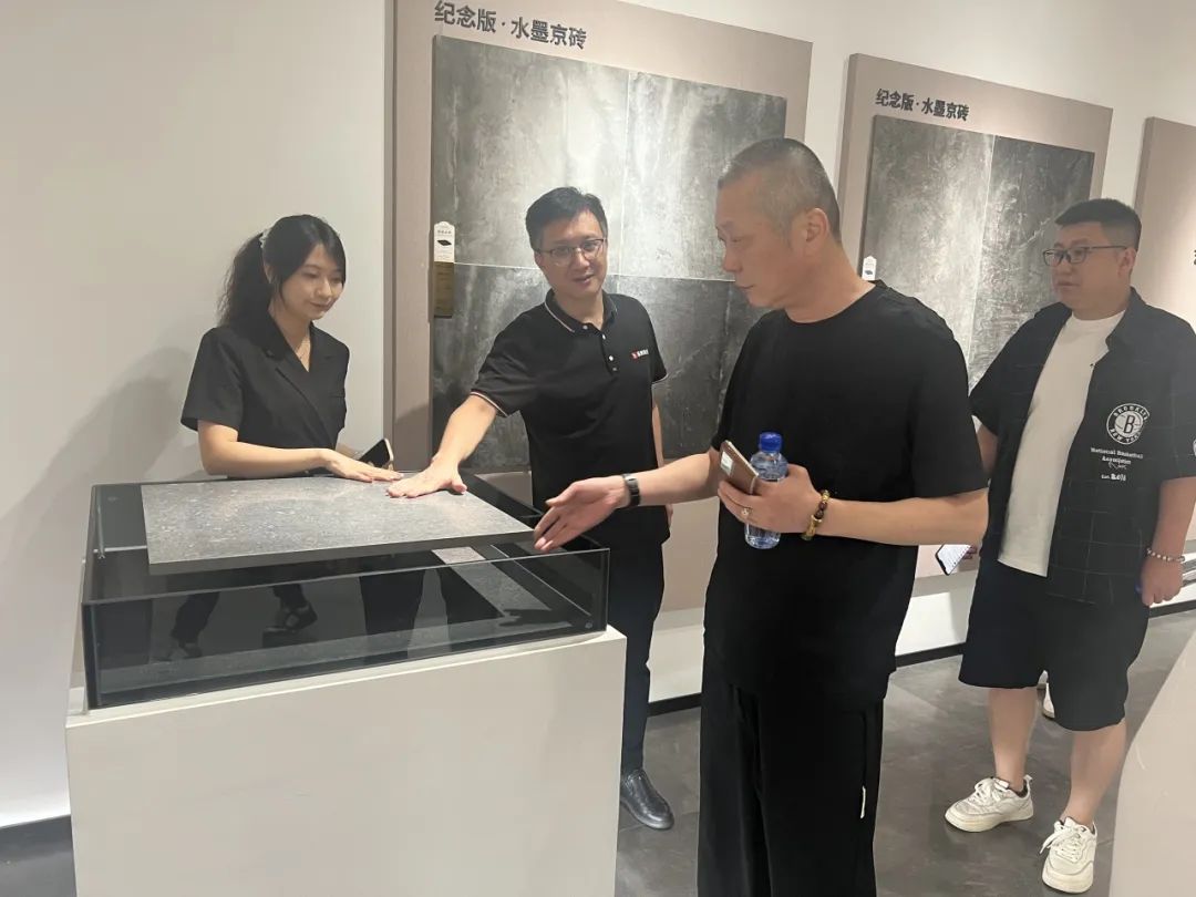 共話家居發(fā)展新趨勢｜湖南千思裝飾集團張董一行蒞臨鷹牌總部參觀交流(圖2)