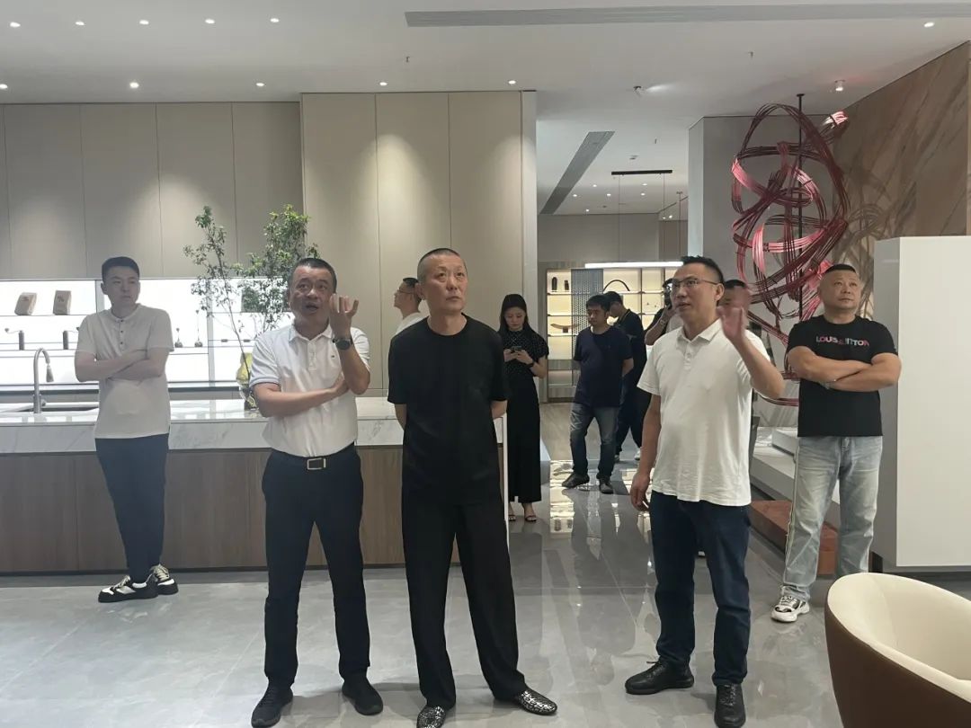 共話家居發(fā)展新趨勢｜湖南千思裝飾集團張董一行蒞臨鷹牌總部參觀交流(圖4)