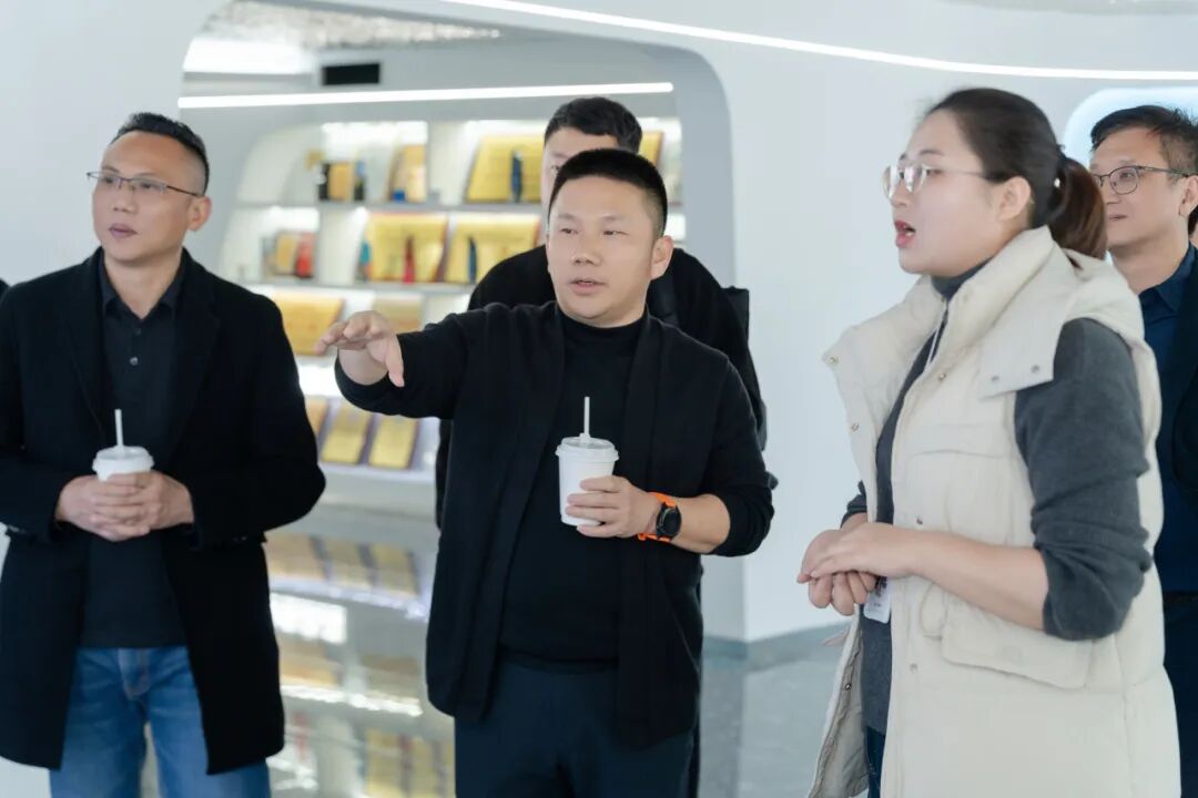 交流互進(jìn) 共謀發(fā)展｜鷹牌集團(tuán)赴千思裝飾考察交流，共話行業(yè)發(fā)展新趨勢(圖9)