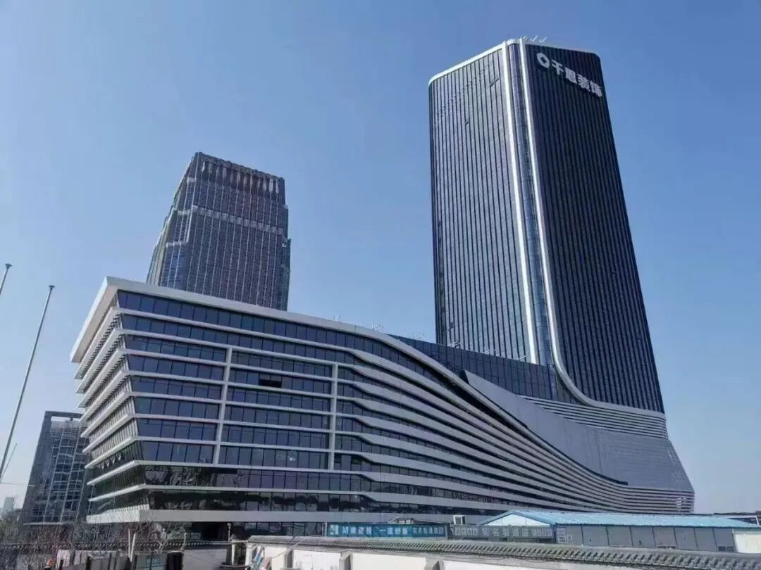 交流互進(jìn) 共謀發(fā)展｜鷹牌集團(tuán)赴千思裝飾考察交流，共話行業(yè)發(fā)展新趨勢(圖3)