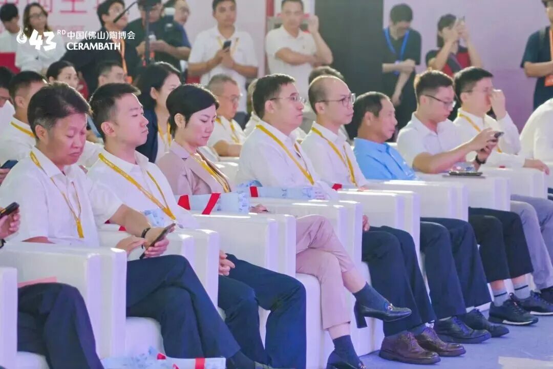 榮譽加冕｜鷹牌陶瓷榮獲2025年度陶瓷行業(yè)領(lǐng)軍品牌大獎(圖2)